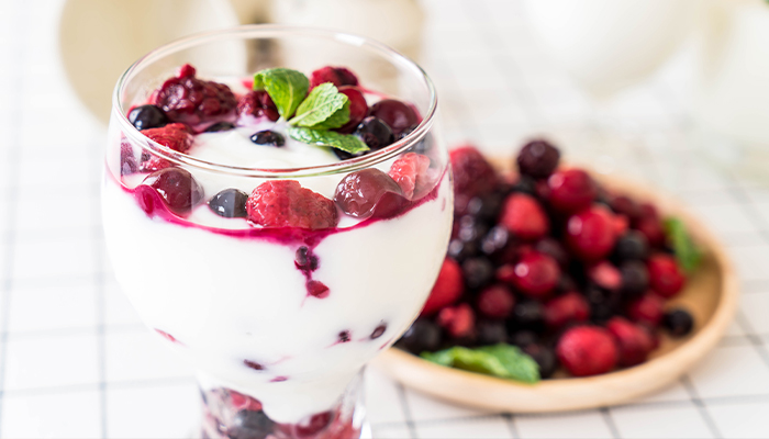 greek yoghurt berry parfait