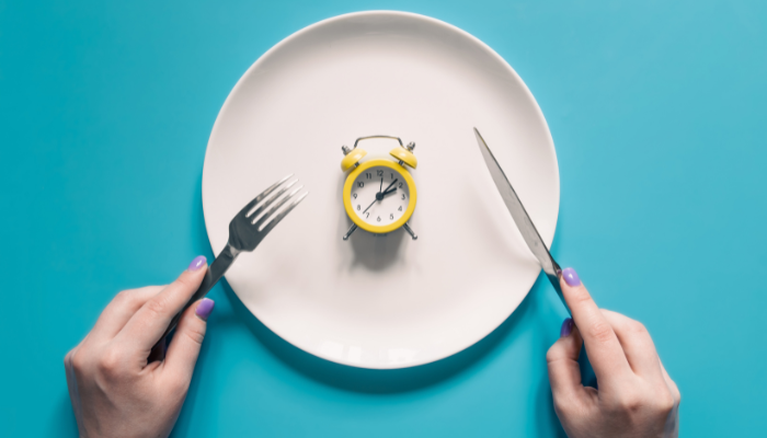 A clock on a plate indicating fasting time