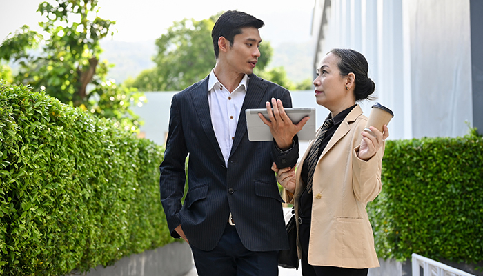 walking meetings a healthy way to talk