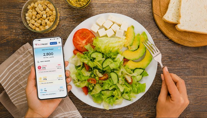 a person Meal logging in his phone via fitpass app