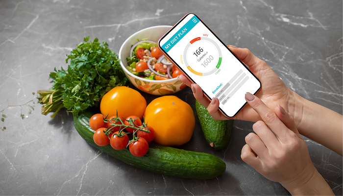 A woman tracking macros using macro calculator on fitpass website