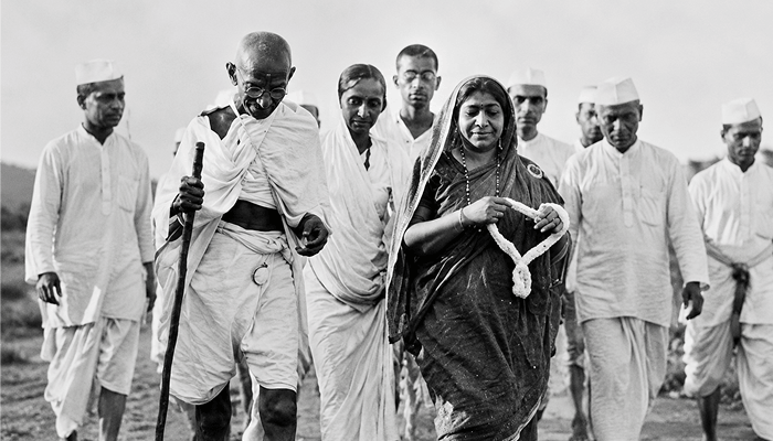 A still of modified image of Gandhiji and Sarojini Naidu nearing the end of Dandi March in 1930.